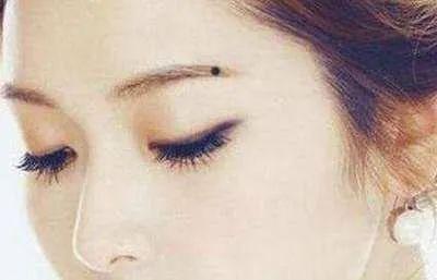 不同位置的眉毛痣有差别