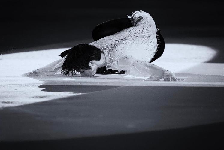 羽生结弦虔诚轻吻冰面, 用这个动作诉说一生挚爱