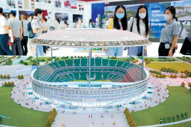 服贸会上,正在建设的新工体模型受到市民关注.(王海欣 摄)