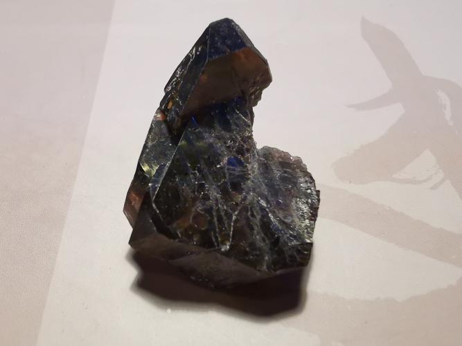 稀有的斧石单晶