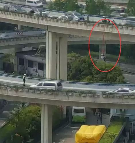 男子自挂高架桥 消防解救