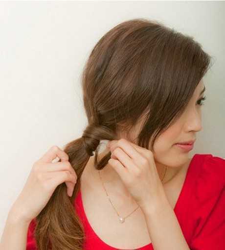 第三:在扎好的马尾中取出一撮头发围绕着皮筋缠住.