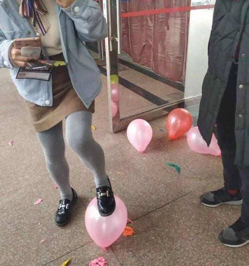 (感谢这些可爱温暖的男生们!)女生们踩爆气球,获得小礼物和祝福纸条!