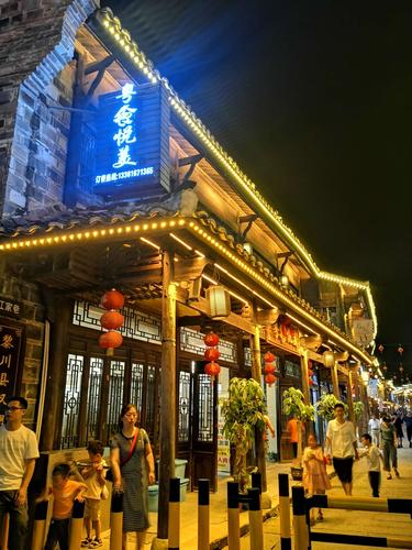 听说老街夜景不错,晚上去看了看,回酒店就靠步行了,因为县城很小,好像