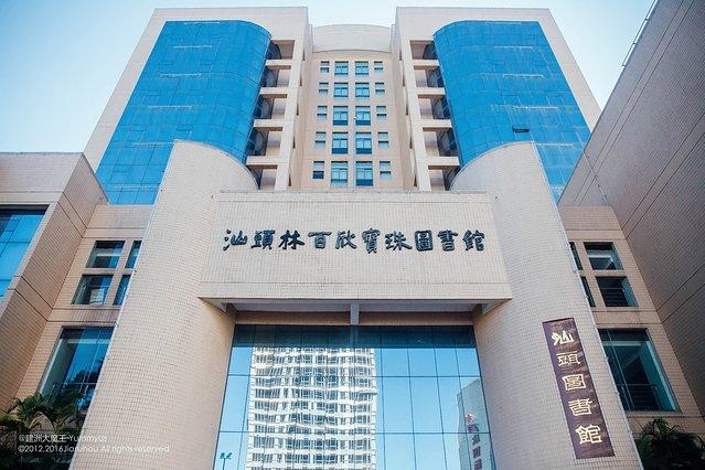 汕头图书馆以汕头慈善家林百欣命名,是国家一级图书馆,主楼就有十四层