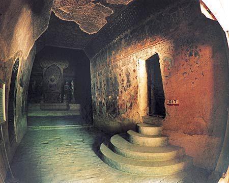 莫高窟藏经洞 [图片来自网络]细说起来,法成的再次被发现也是一段