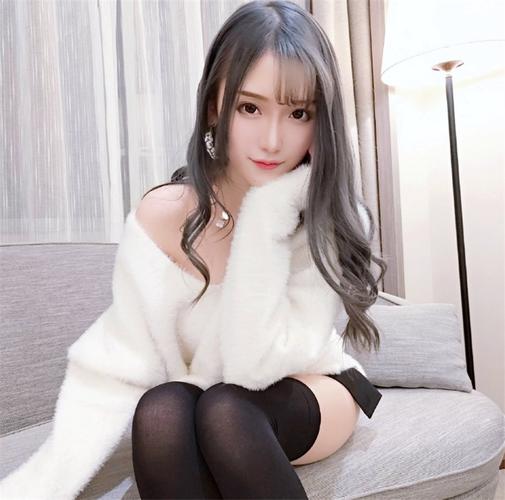 原创腐团儿又极限穿搭,显胖直筒袜穿出电棍腿,同为吸睛休思上演好戏