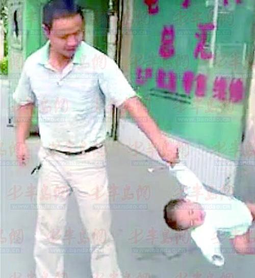 爸爸把儿子当猴耍 提溜着孩子做各种侧空翻(图)