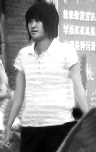经过记者的探访,满文军前妻高晓莹,18岁的女儿高晶,现任富婆妻子李俐