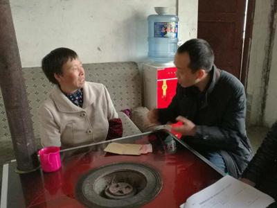 湄潭县委常委,县纪委书记刘小峰(中)看望慰问困难群众并与其亲切