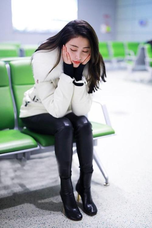女神张天爱机场这样穿,实在太美丽动人,冬日的搭配找好了