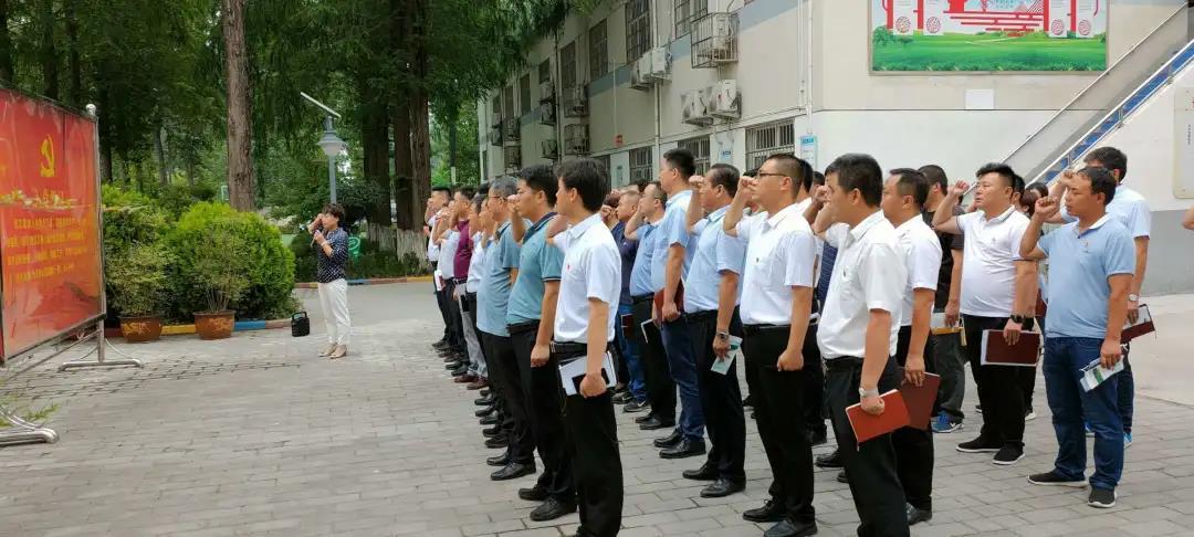 在清水头村,大家观摩了"两新田园"建设,听取了村党组织书记作用发挥