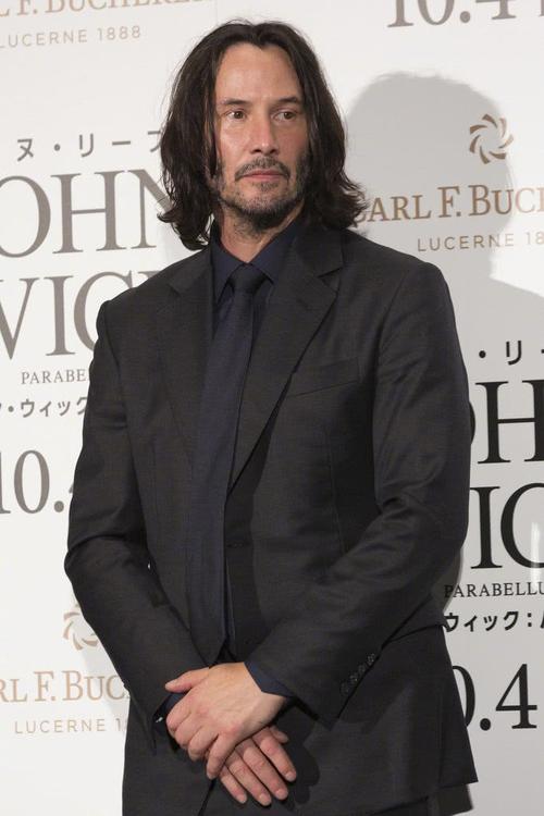 55岁基努·里维斯宣传《疾速追杀3》,长发络腮胡又