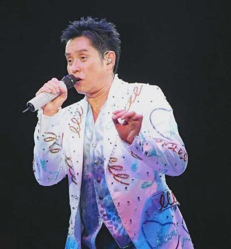 谭咏麟历年演唱会海报见证时代的变迁一代歌神为何不服老