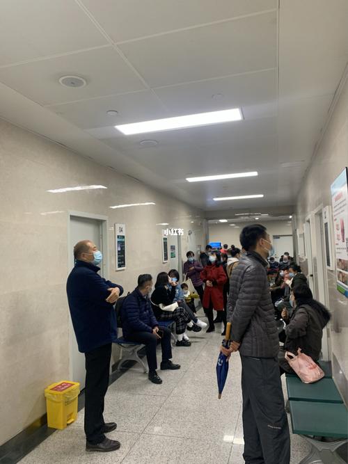 预约了省立医院王娟主任的号 看了一下定了光子嫩肤 晚上就排队做了