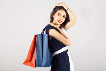 拎着购物袋购物的气质美女58