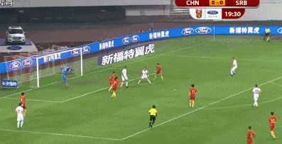 国足核心散步"欣赏"失球!眼神防守回追不如裁判