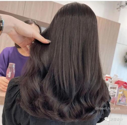 同时发尾的卷度相比长直发,更有灵动感,俏皮又好看,简单的发型款式更