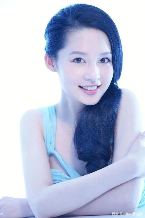 李沁在雨中撑伞拍艺术照,身穿小清新系列服装笑起来太