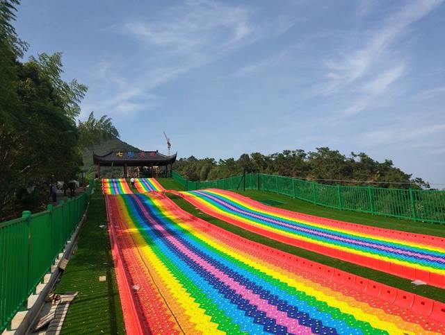 黄避岙龙屿村也能玩七彩滑道,玻璃栈道啦!即将开放