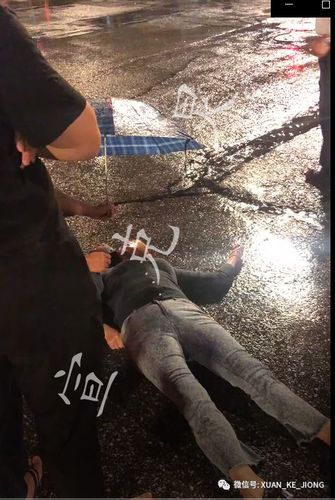 中环一面包车失控撞护栏女子被撞重伤凄风冷雨车祸多发