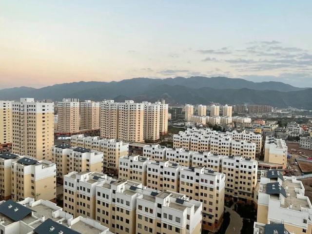 十万群众出深山!《工人日报》头版聚焦会泽易地扶贫搬迁村民的新生活