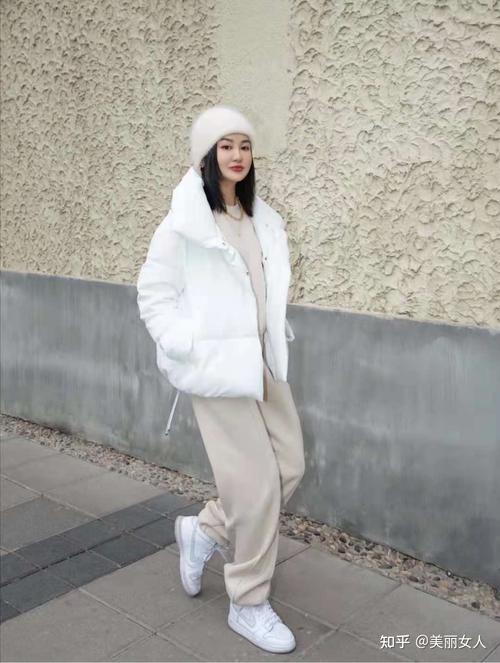 短款白色羽绒服怎么搭配好看