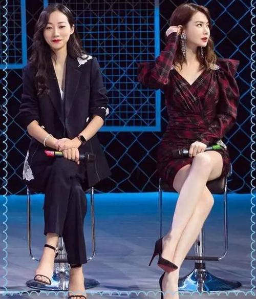 戚薇同台韩雪,明明是同个坐姿,网友:一对比差距就很明显了!