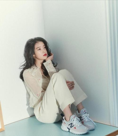 iu李知恩ins更新!蓝色连衣裙搭配渐变粉发型,气质灵动