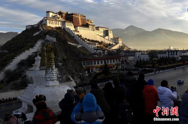 中外游客布达拉宫观景台拍日出迎新年