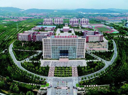 威海市文登技师学院是一所综合性职业院校,内含文登电大,技师学院