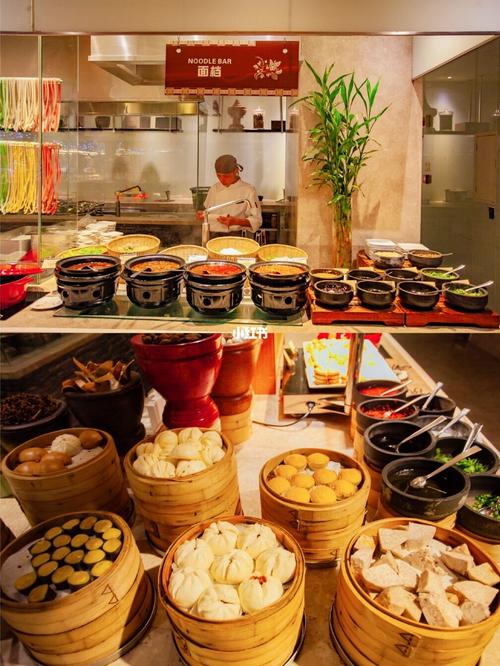 三亚湾海居铂尔曼酒店深谙这一点,酒店早餐采取自助式供应,包含丰富