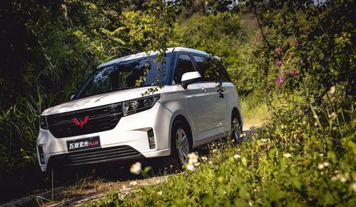 五菱最新款的轿车子是多少五菱新款商务车