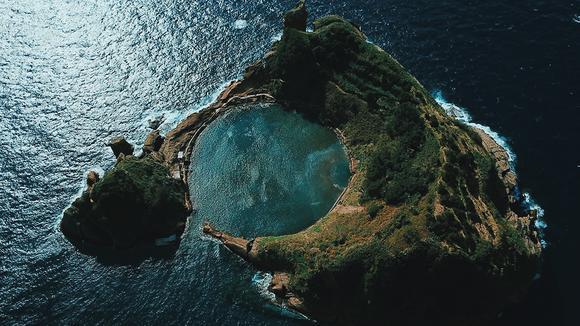 太平洋深处有一个小岛,传说被下了诅咒,很多船神秘失踪