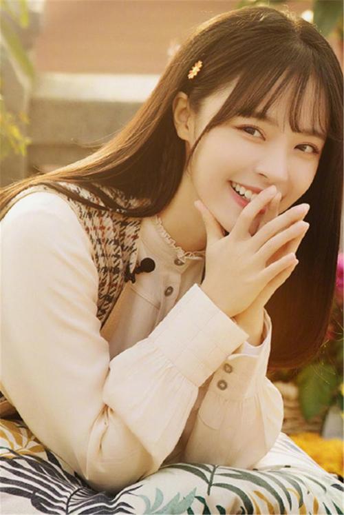 李莎旻子《屋顶上的女孩》节目造型,眉目清秀,甜美动人