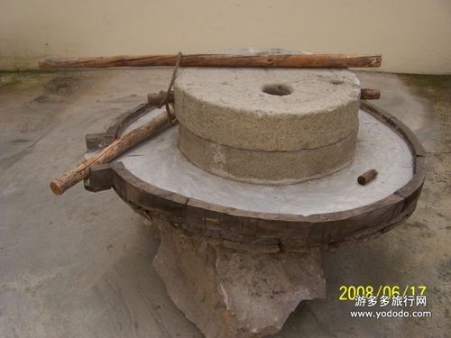 兴十四村当年使用的大磨盘 (1)
