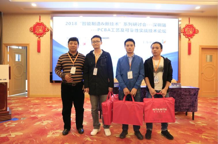 中兴通讯专家孙磊老师与获奖者合影留念