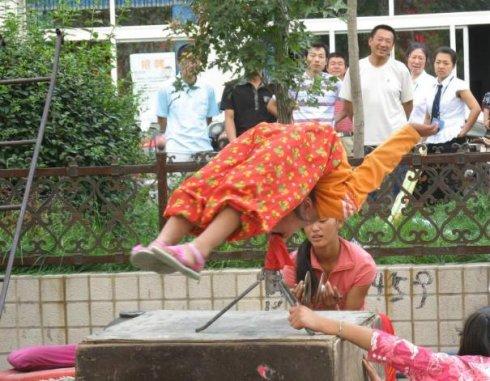 街头表演杂技的小女孩们