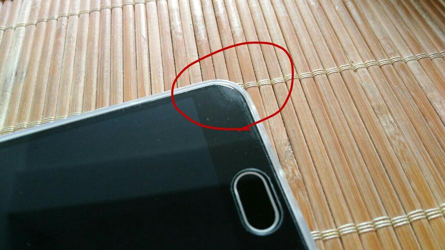 新手机贴钢化膜,由于贴歪我又重贴,把右下角的粘性破坏了,还有指纹在