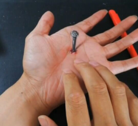 美术生对自己下手了,在手上"扎"钉子,网友表示:这是个狠人!