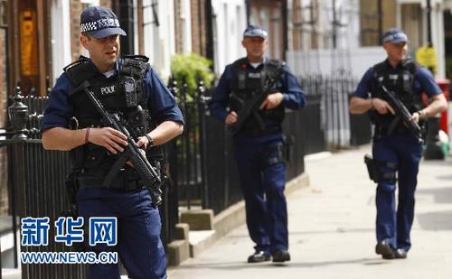 4月26日,警察在英国伦敦的威斯敏斯特教堂附近巡逻.新华社/路透