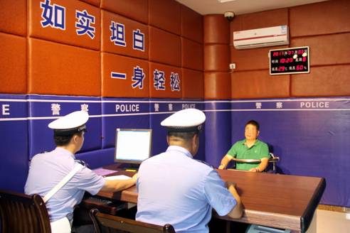 (一大队民警在讯问室讯问办案)