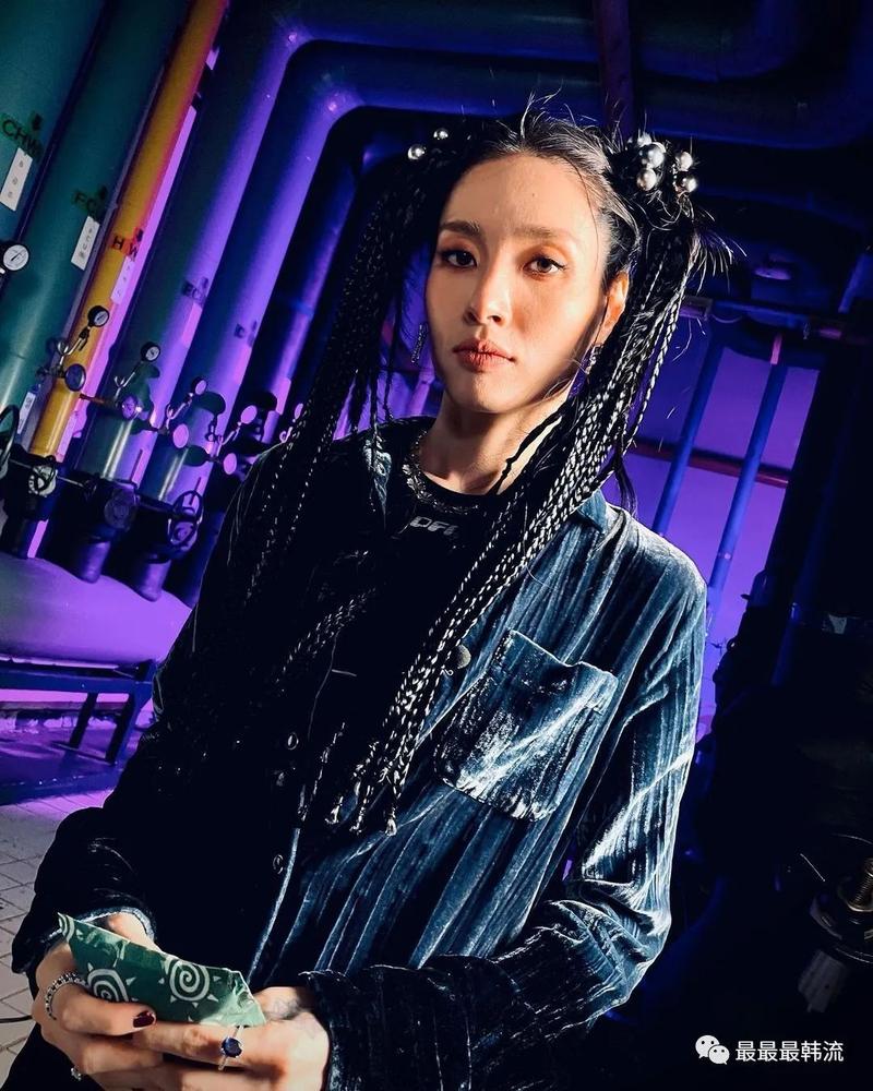 甚至还有舞者嘲笑道:"是不是有人给monika姐姐写台词啊","关于街舞的