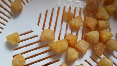 请问干贝上面白白色的东西是发霉了吗?一直都放在冰箱里的.