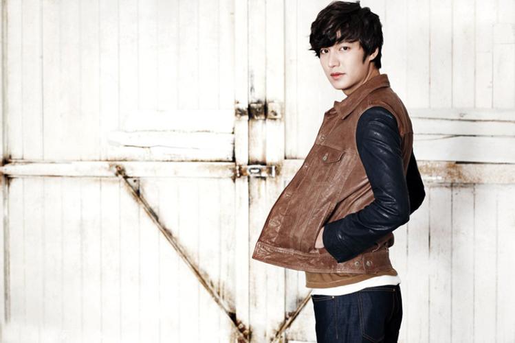 李敏镐为某时装代言黄金比例身材散发男人魅力