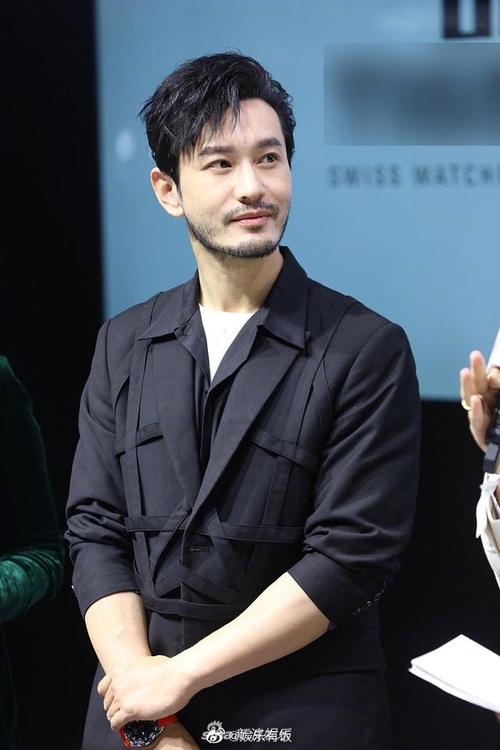 组图:黄晓明生图曝光男人味足 留络腮胡显成熟表情可爱呆萌