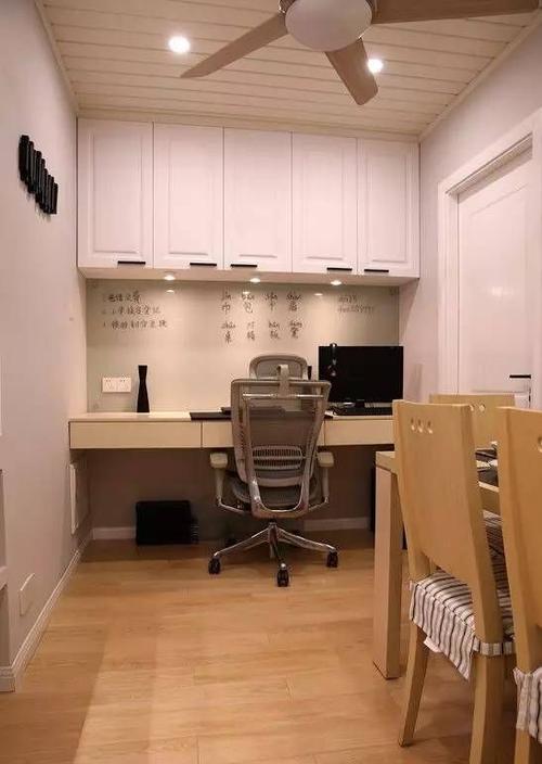 书房和餐厅一起,书桌的墙面做成了玻璃白板,方便屋主工作涂涂写写