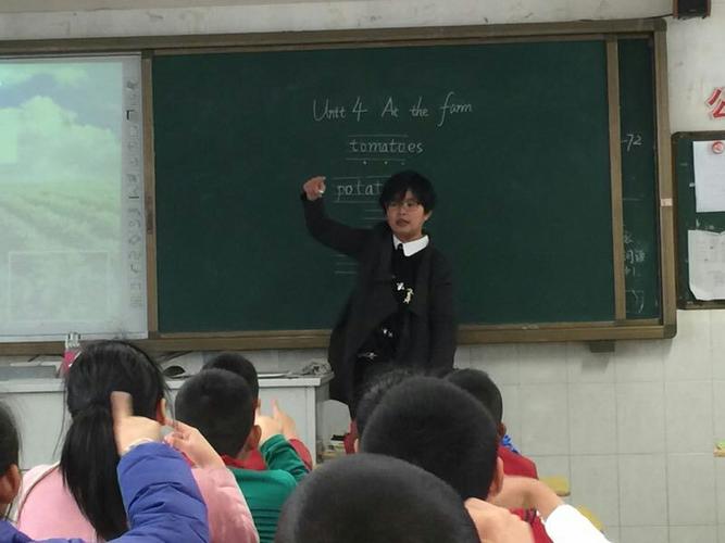 严辉辉 莲都小学英语教师 任教三,四年级英语