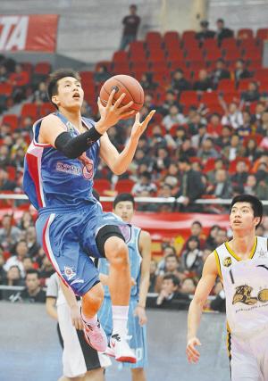 郭艾伦(前)在比赛中上篮. 新华社发