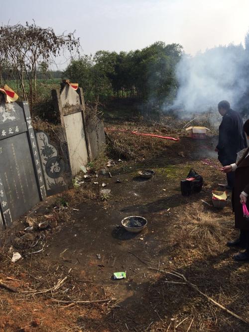 其它 春节民俗之上坟 写美篇我们先在坟前的铁盆里烧了纸钱,外公说这